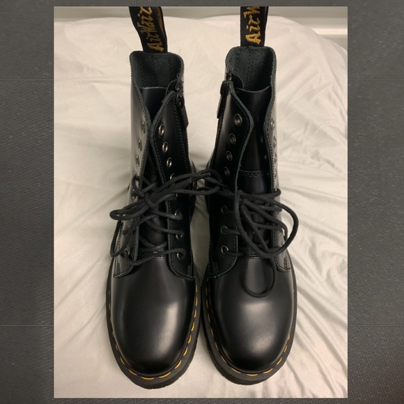 tying doc martens
